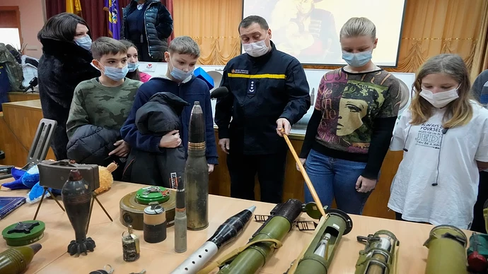 Ukraine-school-explosives-lesson