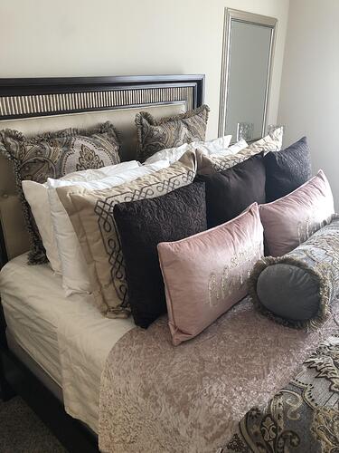 This lady has a lot of pillows : pics