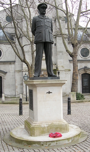 Statue_of_Sir_Arthur_Harris_outside_St_Clement_Danes