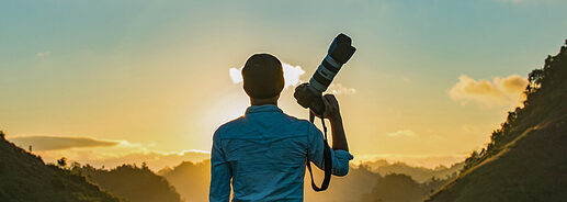 travel-tourist-photographer-lens-camera-sunset-1400x500