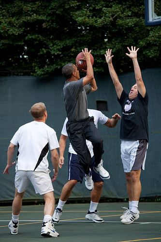 Barack_Obama_playing_basketball_with_members_of_Congress_and_Cabinet_secretaries_2