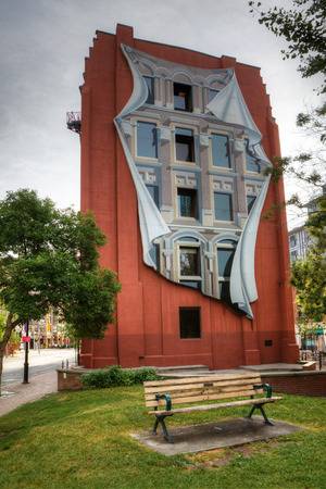 43484259-the-flatiron-building-in-toronto-with-trompe-l-oeil-mural