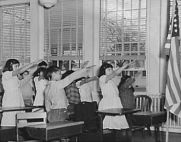 Students_pledging_allegiance_to_the_American_flag_with_the_Bellamy_salute
