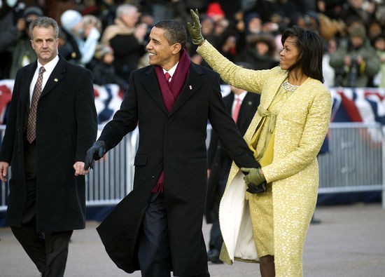 1200px-Obamas_walk_down_PA_Ave._1-20-09_hires_090120-N-0696M-546a