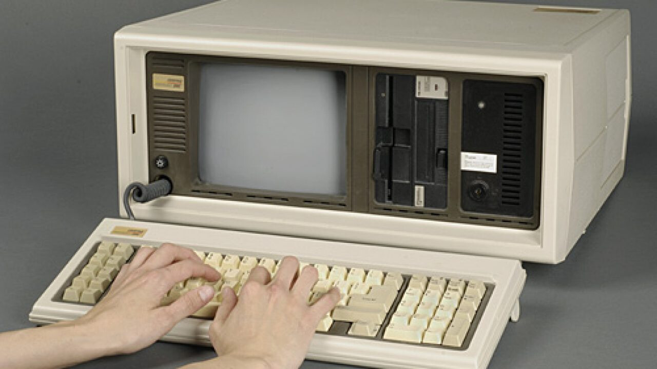 E s computers. IBM Compaq Portable. Compaq Portable 1983. Compaq Portable PC. Первый портативный компьютер Compaq.