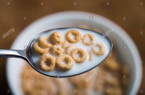 a-spoon-full-of-breakfast-cheerios-with-milk-D4AJ5P